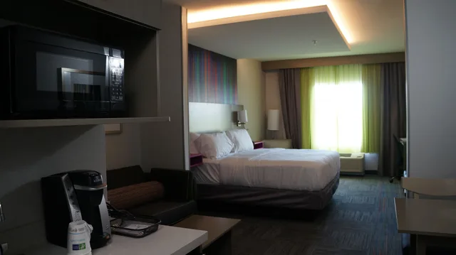 جناح بسرير كينج بحوض استحمام لذوي الإعاقة، Holiday Inn Express Suites Shippensburg 5/5