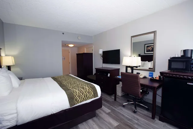 غرفة بسرير كينج بحوض جاكوزي، Best Western Paramus Hotel & Suites 1/9