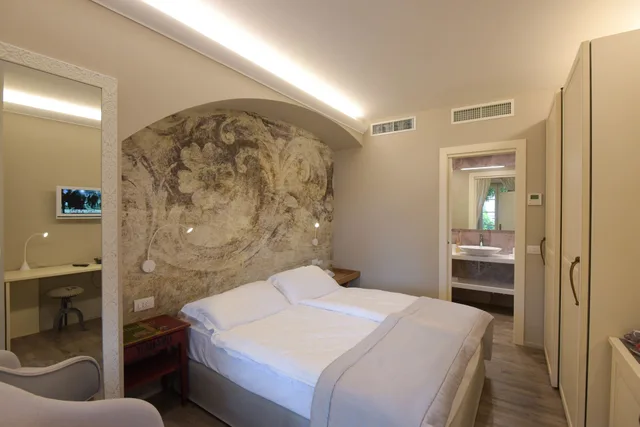 غرفة قياسية بسرير مزدوج بإطلالة على البحيرة، Relais Villa Porta 2/3