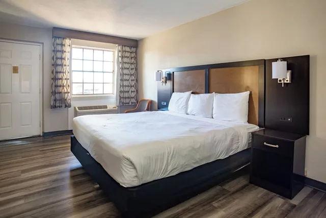 غرفة بسرير كينج، Baymont by Wyndham Austin University Area 2/5
