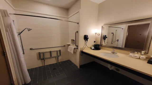 غرفة بسريرين كوين لذوي الإعاقة، Holiday Inn Express Suites Cuero 3/3