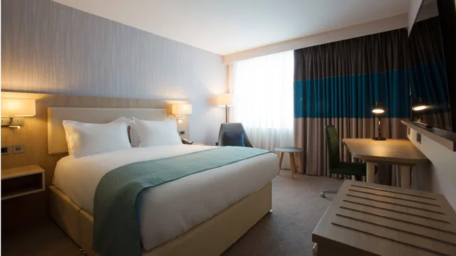 Premium, Double Bed, Accessible, Holiday Inn Manchester - City Centre 2/7