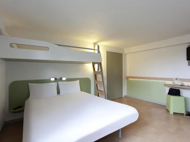 غرفة عائلية بسرير مزدوج وسرير فردي وسرير بطابقين، Ibis Budget Tarbes 2/2