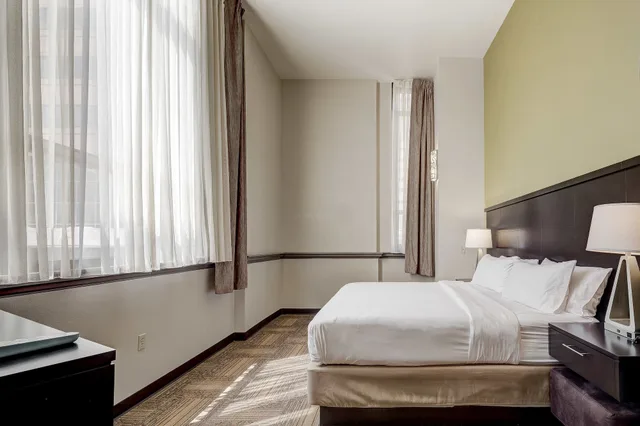 جناح بسرير كينج بغرفة نوم واحدة مع أريكة بمطبخ، Staybridge Suites BALTIMORE INNER HARBOR 5/10