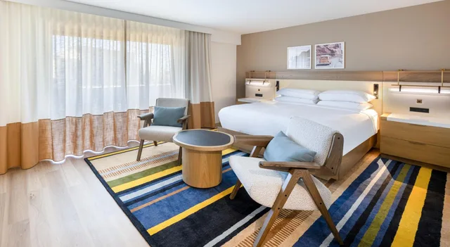 1 Bedroom, Ambassador, Suite, King Bed, Mountain View, Sofa، Hilton Phoenix Resort at the Peak 1/2