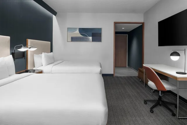 غرفة بسرير كينج وسريرين كوين، Courtyard by Marriott Calgary Downtown 4/6