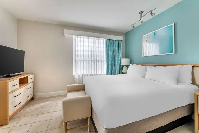 جناح بسرير كينج بإطلالة على البحر بغرفة نوم واحدة مع أريكة، Hilton Vacation Club Crescent on South Beach Miami 1/3