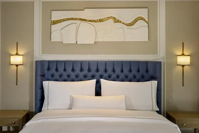 Heritage, Guest Room, Deluxe, King Bed, City View, Balcony، The College Green Hotel Dublin, Autograph Collection 1/7