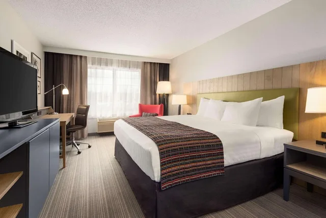 غرفة بسرير كينج، Country Inn & Suites By Radisson, Decorah, IA 2/5