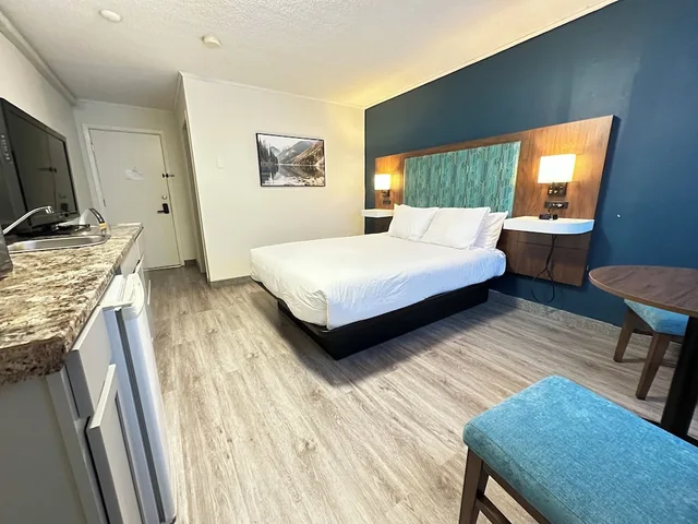 Drive Up, Queen Bed, Kitchenette، Travelodge by Wyndham Amherst 1/10