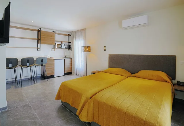 غرفة سوبيريور بسرير كينج بشرفة، Cosmo Napa Hotel 1/4