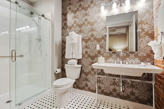 Room, King Bed, No Window، The Brakeman Hotel 4/4