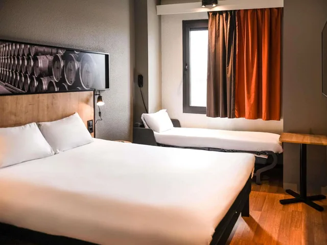 Room, Double Bed, with Child Extra Bed, Sofa، Ibis Valladolid 4/10
