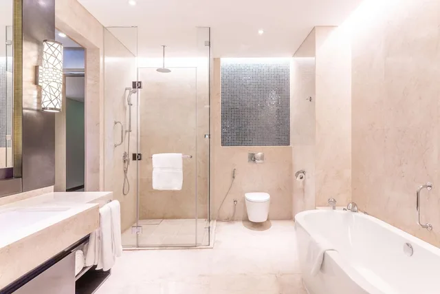 جناح جونيور بسرير كينج بشرفة مع دخول الصالة، Radisson Collection Muscat, Hormuz Grand 4/4