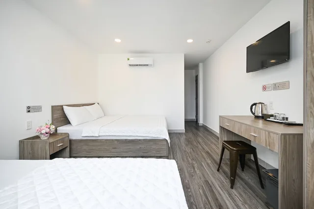 غرفة ديلوكس ثلاثية بسرير كوين وسرير فردي بإطلالة على المدينة، Yoko Airport Saigon Hotel 4/10