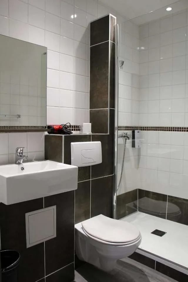 غرفة قياسية بسرير مزدوج وسرير فردي، Hotel Kyriad Vichy 7/10