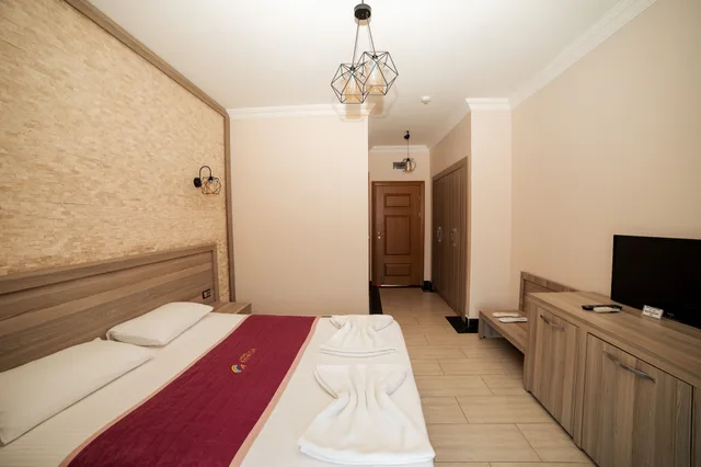 غرفة قياسية بسرير مزدوج بإطلالة على المسبح بشرفة، Kuzey Park Hotel Arc-En-Ciel 2/5