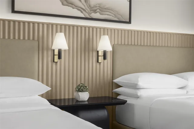Room, 2 Queen Beds, Water View, Bathtub, Accessible، Hilton Jacksonville at Mayo Clinic 3/4