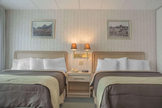 Room, Double Bed, Rodeway Inn Fallsview Niagara Falls 1/2