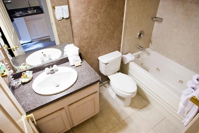 غرفة بسرير كينج بإطلالة على المتنزه مع أريكة، Bella Vista Suites 4/6