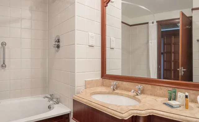 جناح بسرير كوين، Hilton East Midlands Airport 4/5