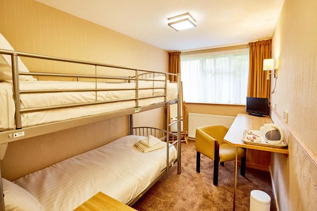 جناح عائلي، Abbotsford Hotel 6/7