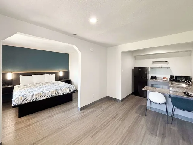 غرفة قياسية بسرير كينج بمطبخ صغير للمدخنين، Hotel Irving DFW Airport North 2/9