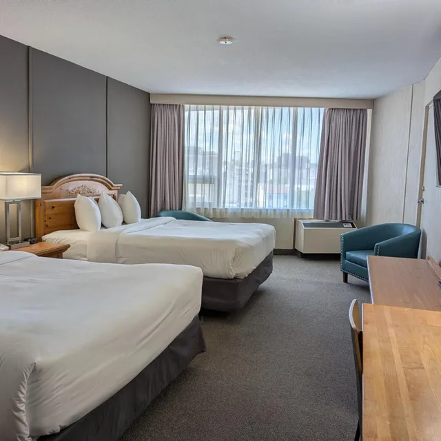 غرفة بسريرين كوين بإطلالة على المدينة، Confederation Place Hotel 1/2