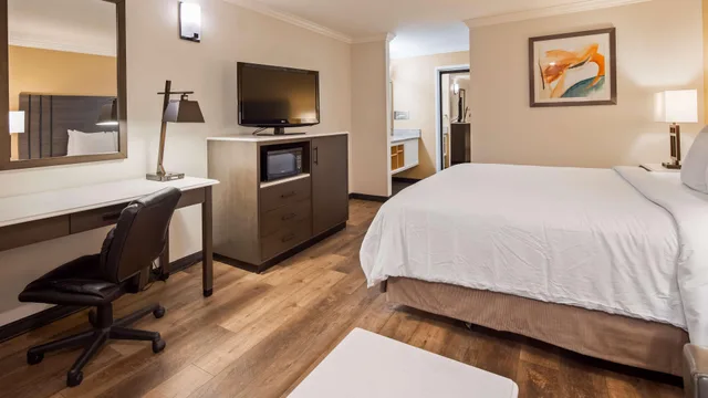 غرفة بسرير كينج، Best Western Plus Orange County Airport North 4/10
