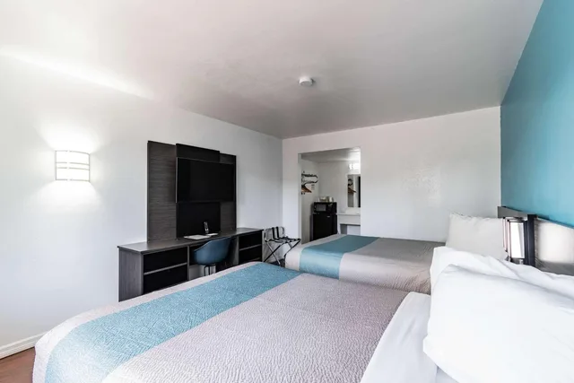غرفة بسريرين كوين للمدخنين، Motel6 Tampa, FL 4/6