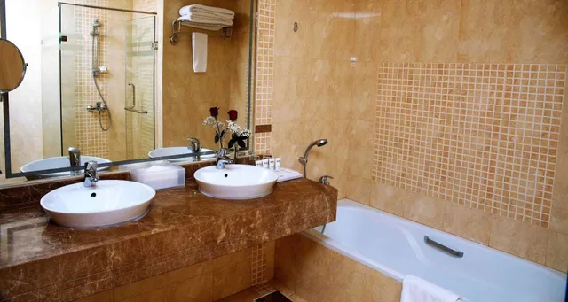 شقة بسرير كينج بغرفة نوم واحدة مع أريكة بمطبخ صغير، Best Western Plus Mahboula 2/2