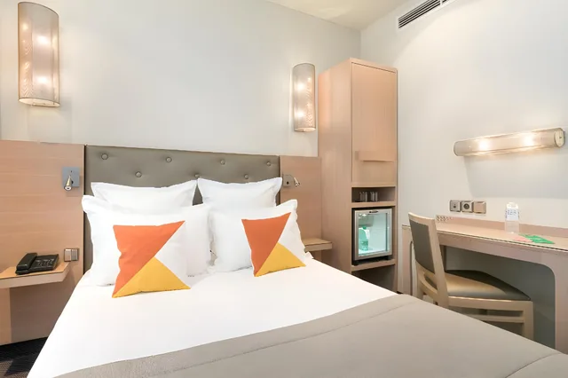 غرفة ثلاثية بسرير كوين، Hotel Le Cardinal 1/2