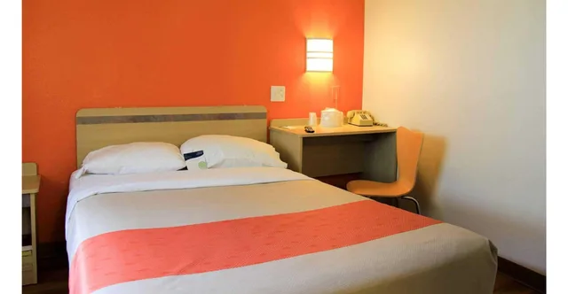 غرفة بسرير كينج للمدخنين، Motel6 Enfield, CT - Hartford 5/6