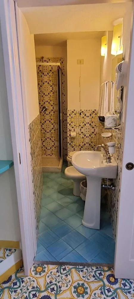 غرفة قياسية ثلاثية بسرير مزدوج وسرير فردي، Locanda Del Fiordo 5/5