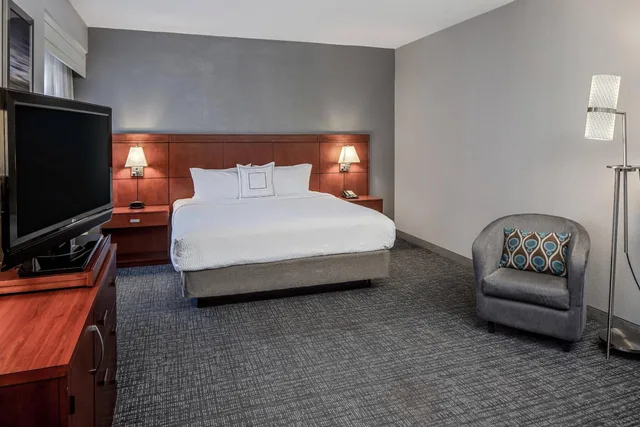 غرفة بسرير كينج مع أريكة بحوض استحمام لذوي الإعاقة، Courtyard by Marriott San Antonio SeaWorld - Westover Hills 1/4