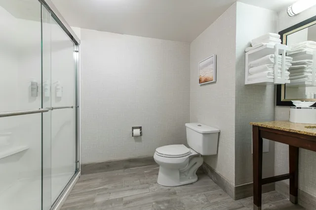 غرفة بسرير كينج مع أريكة، Hampton Inn Newport News-Yorktown 6/10