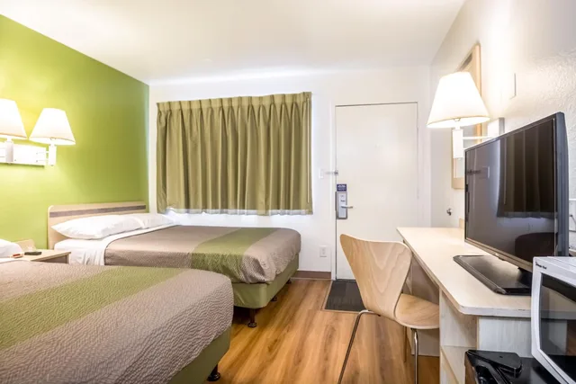1 Full Bed - Mobility Accessible Tub، Motel6 Pueblo, CO - I-25 4/10