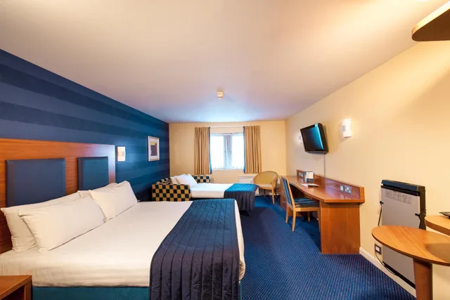 Superior, Family, Double Bed, Sofa, Leonardo Inn Hotel Aberdeen Airport 1/1