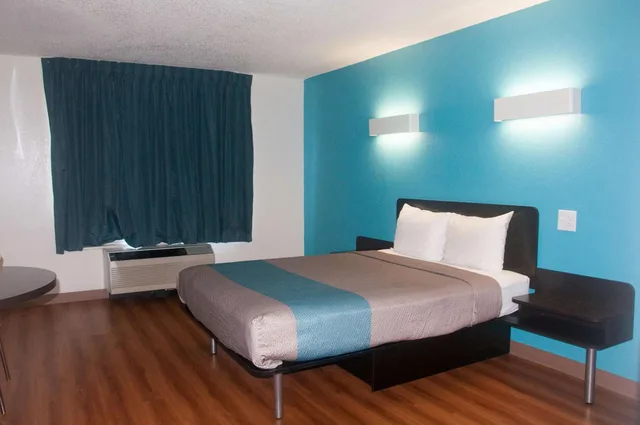 Room, Queen Bed, Accessible, Motel6 Raleigh, NC - North 4/10