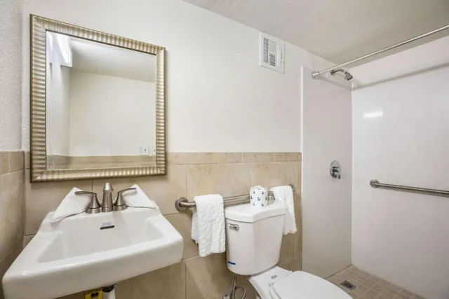 غرفة بسرير مزدوج بمطبخ صغير، OYO Hotel Orlando Airport 2/2