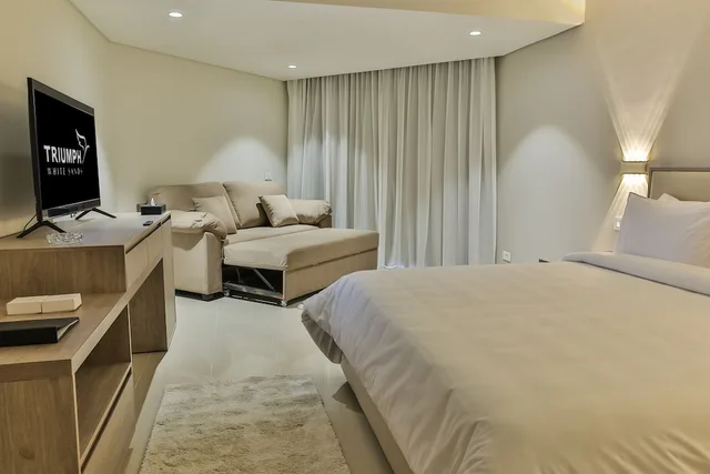 Deluxe, King Bed, Side Sea View، Triumph White Sands 3/4