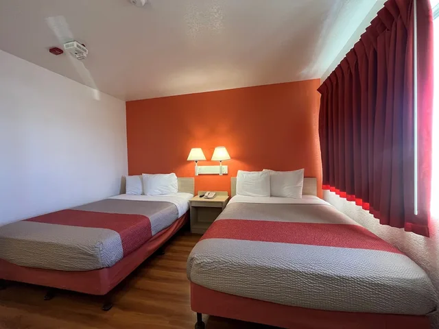 غرفة ديلوكس بسريرين مزدوجين، Motel6 Flagstaff, AZ - Butler 1/6