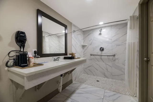 جناح بسرير كوين مع أريكة للمدخنين، Quality Inn & Suites Altamonte Springs Orlando-North 6/6