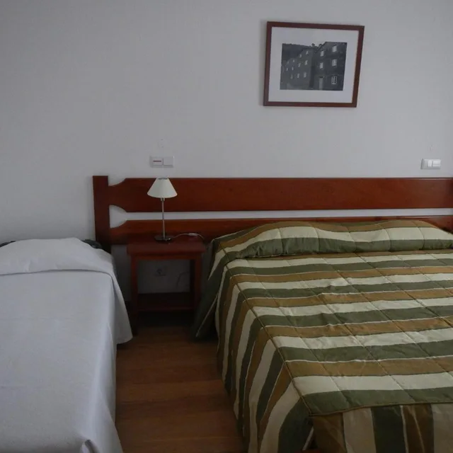 غرفة بسرير مزدوج مع سرير إضافي، Hotel Albergaria Senhora Do Espinheiro 2/10