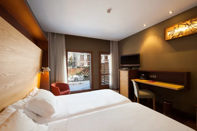غرفة بسرير مزدوج مع سرير إضافي، Sommos Hotel Aneto 1/2