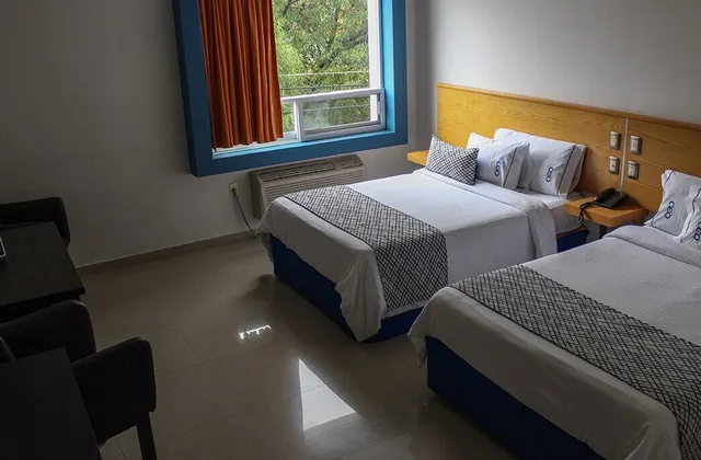 غرفة تنفيذية بسريرين مزدوجين، CEO Hotel Business Class 1/2