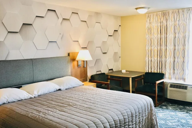 غرفة سوبيريور بسرير كينج، Regency Inn 1/10
