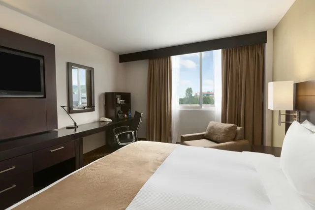 غرفة بسرير كينج، DoubleTree by Hilton Hotel Queretaro 2/2