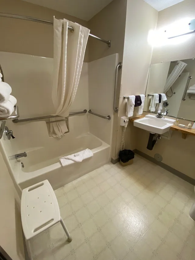 غرفة بسرير كوين لذوي الإعاقة، Boarders Inn and Suites Broken Bow 5/8