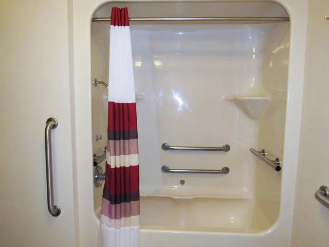 Deluxe, Queen Bed, Accessible, Red Roof Inn Fargo 4/5